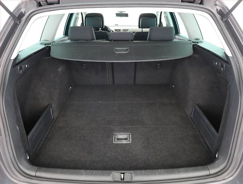 Volkswagen Passat (2011) 2.0 TDI, Navi, Xenony - fotka 20 z 20