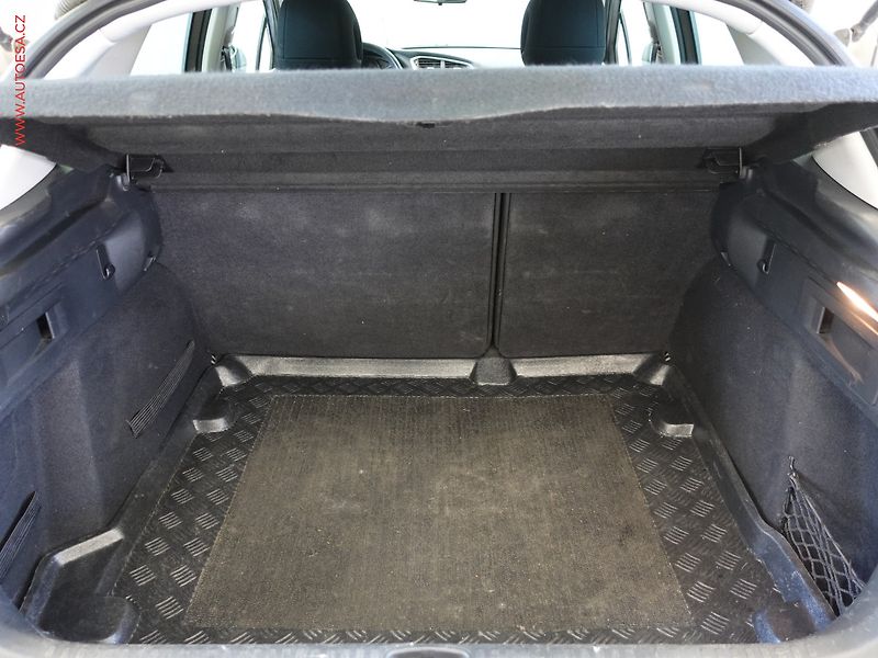 Citroën C4 (2012) 1.6 VTi, 2.maj,ČR, servis - fotka 7 z 19