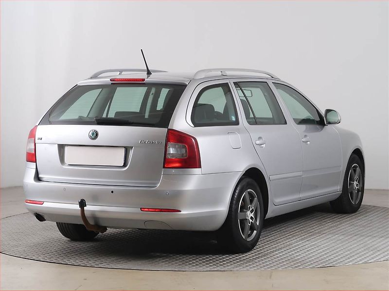 Škoda Octavia (2013) 1.6 TDI, Park. senzory - fotka 5 z 15
