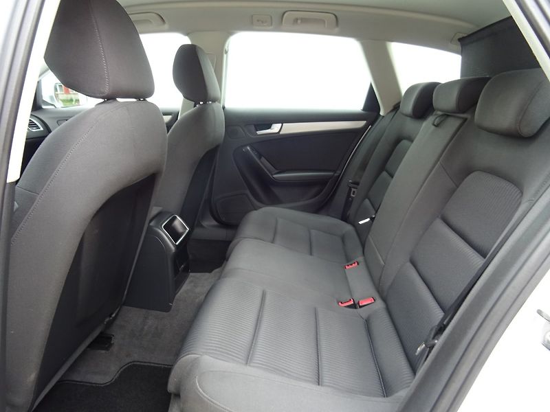 Audi A4 (2012) 2.0TDi,100kW,1maj,S.kniha,ALU - fotka 12 z 20
