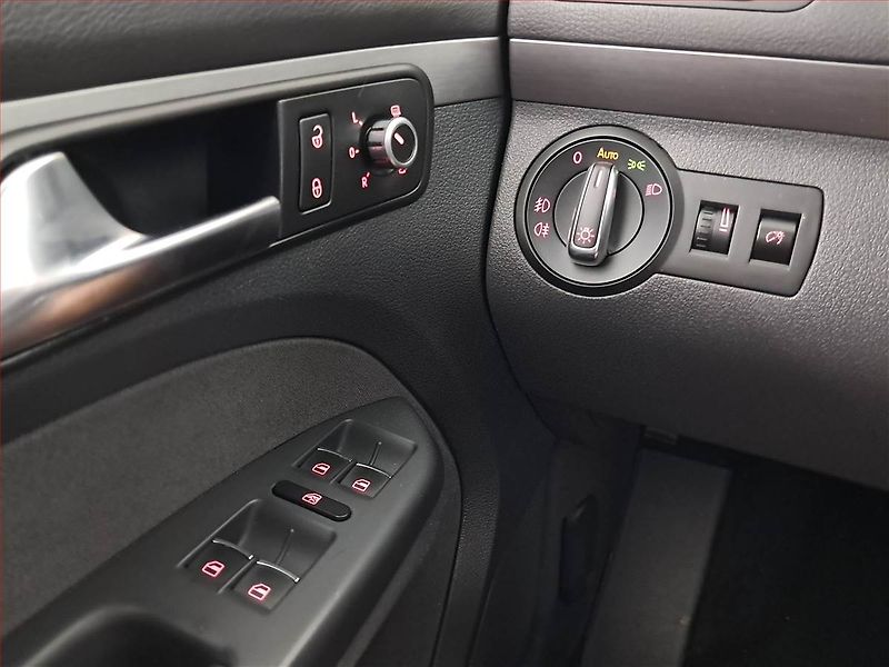 Volkswagen Touran (2014) 1.6 TDI, Automat, Xenony - fotka 15 z 16