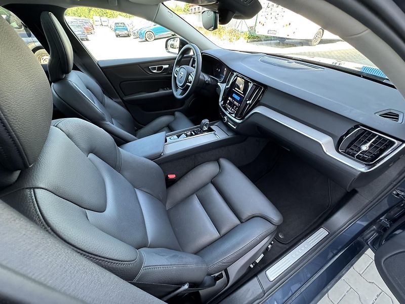 Volvo V60 B4 FWD PLUS DARK // 1. Maj. - fotka 13 z 46