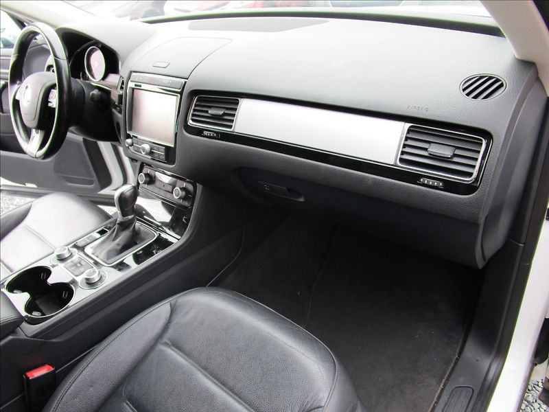 Volkswagen Touareg 3.0TDi V6  R-Line, 4x4, Bi-Xen - fotka 18 z 48