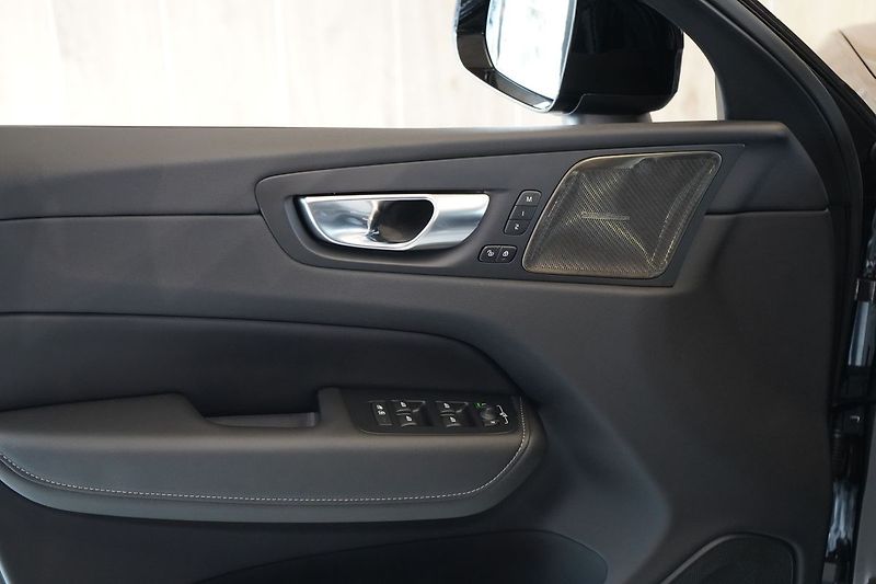 Volvo XC60 B5 AWD Plus Dark, Ventilace - fotka 22 z 46