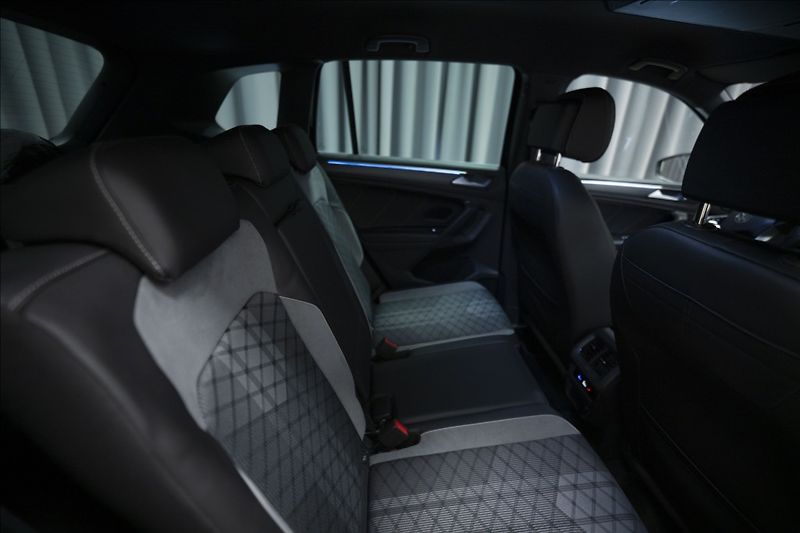 Volkswagen Tiguan 1,4 TSI DSG eHYBRID R-LINE ČR - fotka 11 z 46