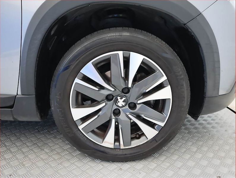 Peugeot 2008 (2019) 1.2 PureTech, Automat, Navi - fotka 15 z 22