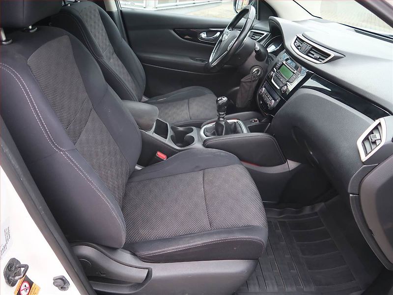 Nissan Qashqai (2015) 1.2 DIG-T, Tempomat - fotka 9 z 17