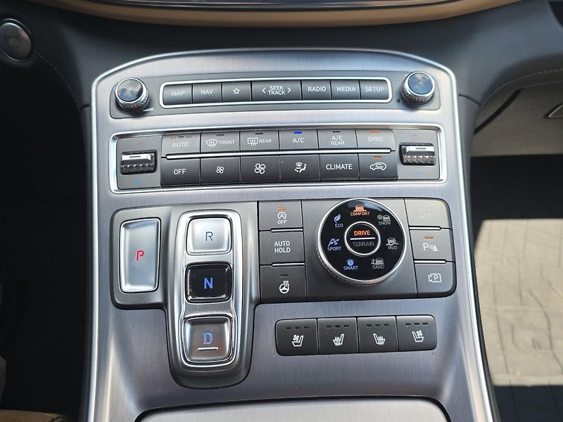 Hyundai Santa Fe (2022) LUXURY 2.2 CRDi DCT 4x4, 7 mís - fotka 27 z 30