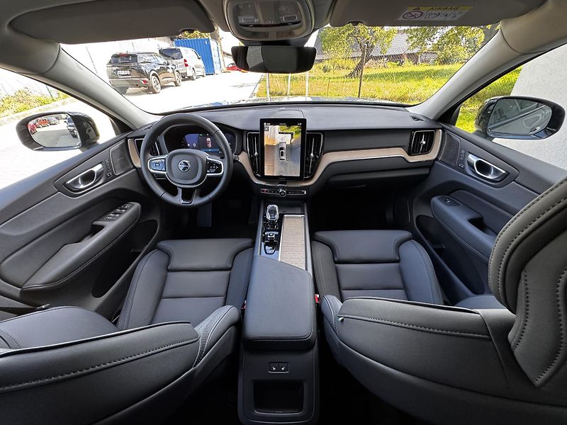 Volvo XC60 B5 AWD PLUS/360/1 maj/ + kola - fotka 18 z 49