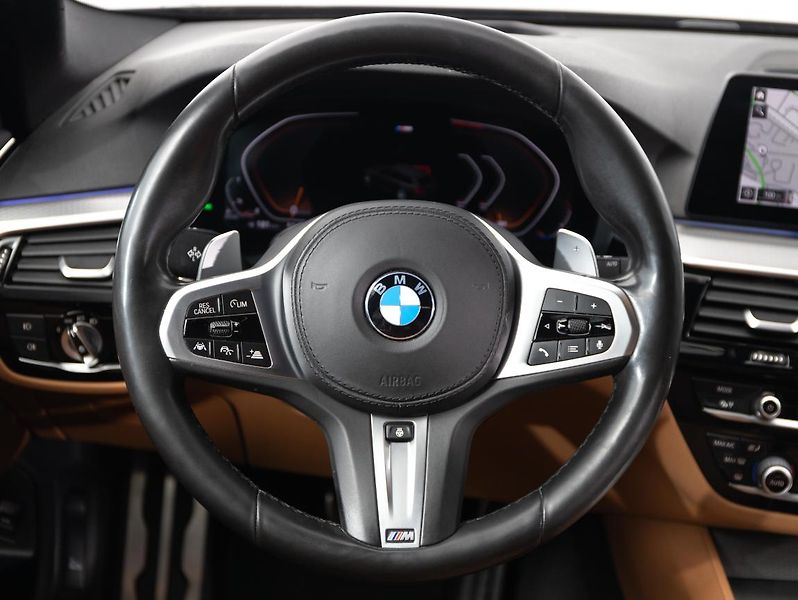 BMW Řada 5 530d xDrive Touring - fotka 12 z 22