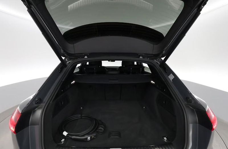Audi Q8 e-tron 55 Quattro Kam LED Vzduch - fotka 30 z 32
