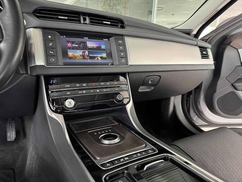 Jaguar XF 20d AUT*Panorama*Distronic - fotka 20 z 43