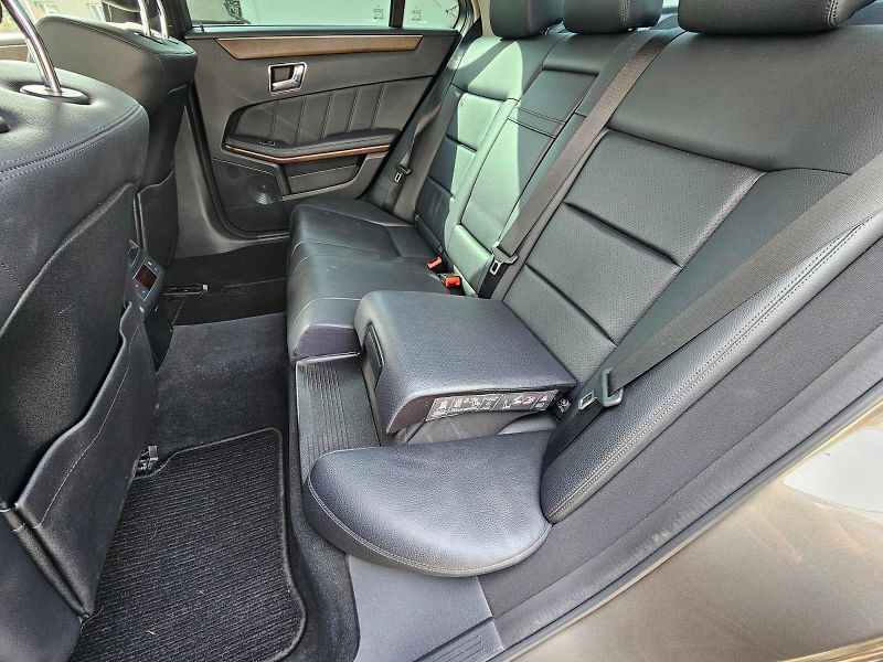 Mercedes-Benz Třídy E (2011) 350 CDi 4Matic 195kw - fotka 14 z 21