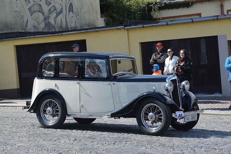 Automobiloví a motocykloví veteráni se vydali v neděli na tradiční jízdu Ze zámku na hrad. Start byl na Horním náměstí v Přerově, kde si lidé užili bohatý program.