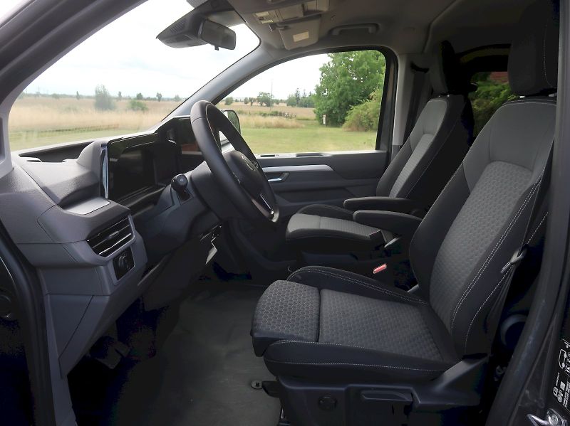 Volkswagen Caravelle (2026) LIFE 2.0TDI 125KW 4x4 DSG 8MÍS - fotka 13 z 31