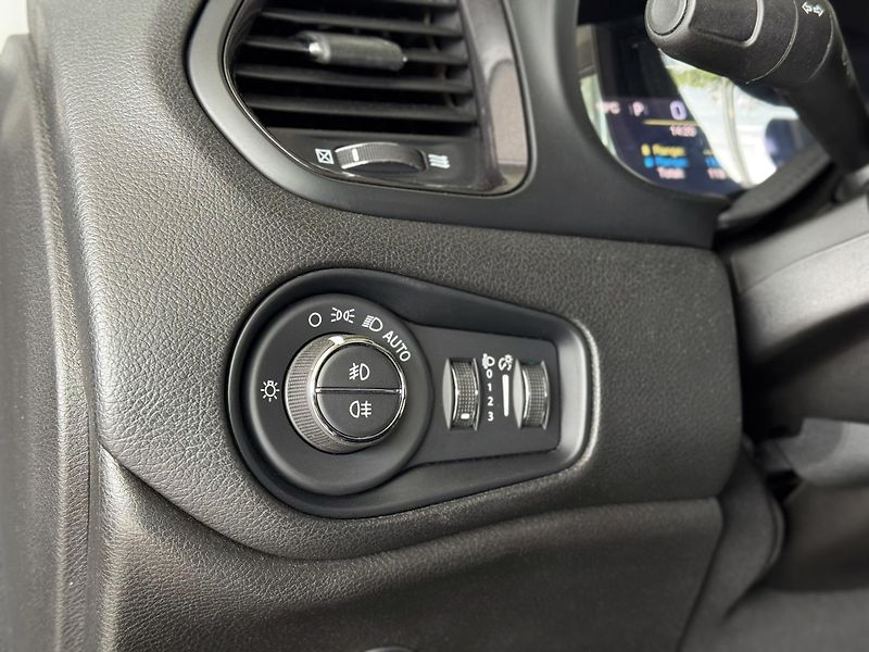 Jeep Renegade 1,3T 4xe*AWD*Distronic*DPH - fotka 28 z 36