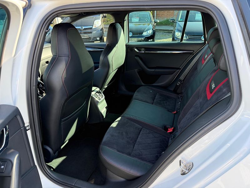 Škoda Octavia 2.0 TSI RS 245 - fotka 9 z 14