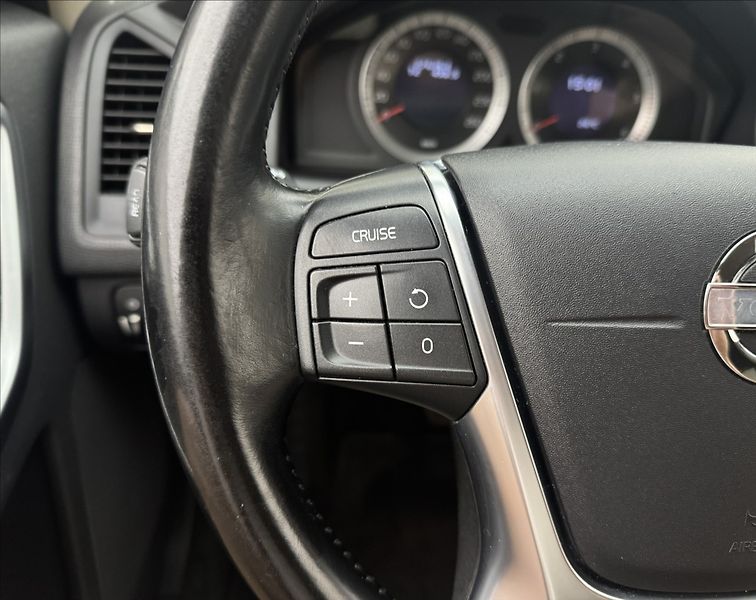 Volvo XC60 2,4 D3 4X4 AUT. VÝHŘEV LED ČR - fotka 10 z 40
