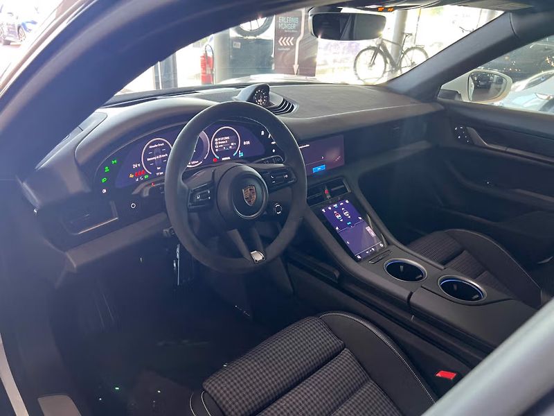 Porsche Taycan Sport Turismo HuD Pano Soft - fotka 14 z 25