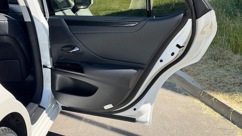 Lexus ES 300h 300h 2,5 HEV BUSINESS EDITION - fotka 22 z 25