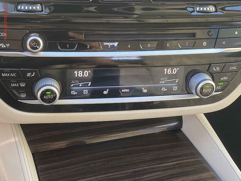 BMW Řada 5 (2018) 3.0i 540i xDrive, AT, +ALU - fotka 18 z 22