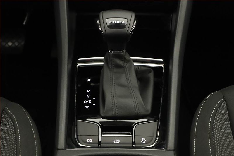 Škoda Karoq (2024) 1.5 TSI, Drive - fotka 10 z 15