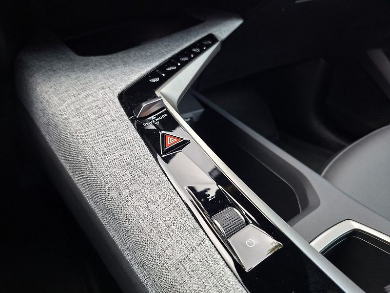 Peugeot 3008 ALLURE HYBRID 145k e-DCS6 - fotka 26 z 29