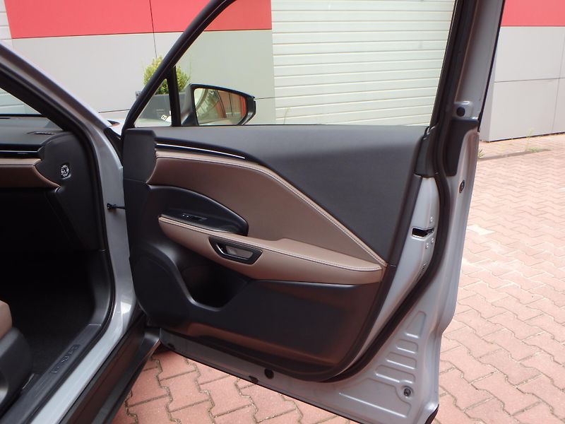Lexus LBX (2024) 4x4 Elegant Tech  - fotka 12 z 28