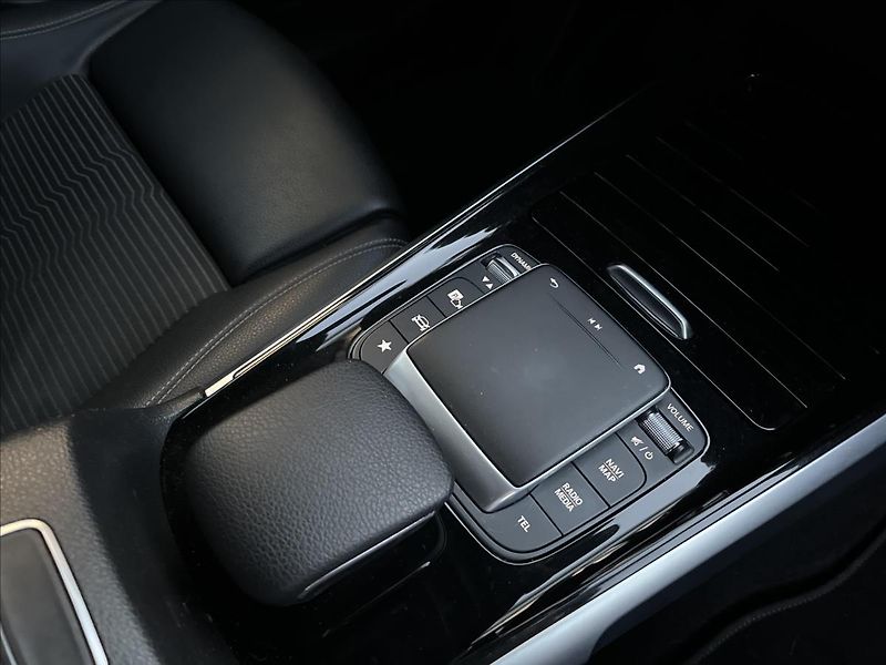 Mercedes-Benz GLB 200d 4MATIC - fotka 19 z 23