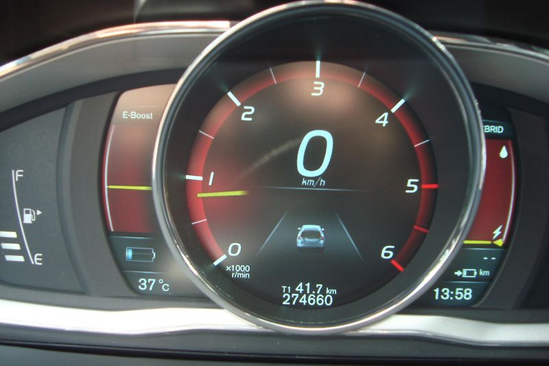 Volvo V60 (2013) PLUG-IN-HYBRID,2.4D6,AWD,158kW - fotka 75 z 78