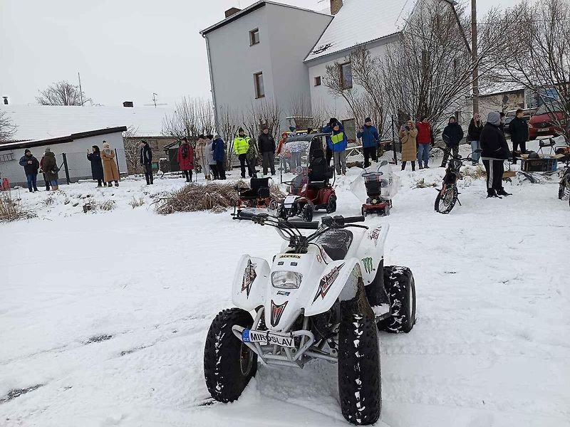 V Obořišti se konal první ročník jízdy na ledě Icekot.