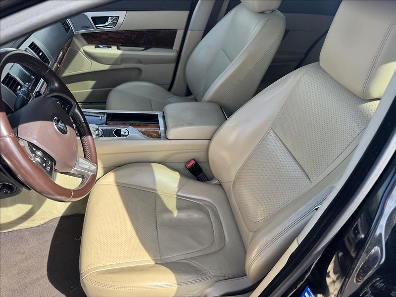 Jaguar XF 3,0 D V6 Sportbrake 202kw - fotka 10 z 21