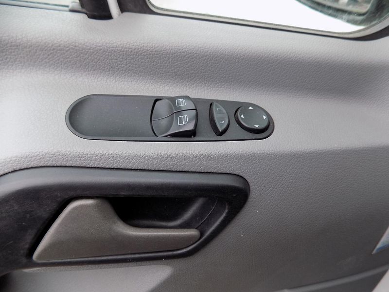 Volkswagen Crafter (2013) 2,0 120KW L2H2 SERVISKA - fotka 15 z 43