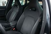 Skořepinové sportovní sedačky patří k příplatkové výbavě.