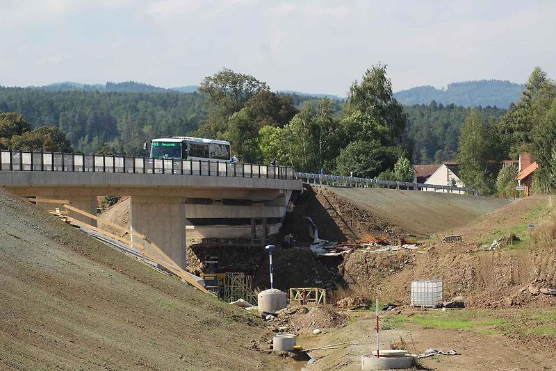 Stavba D3 mezi Třebonínem a Kaplicí-nádraží na podzim 2023 z ptačí perspektivy.