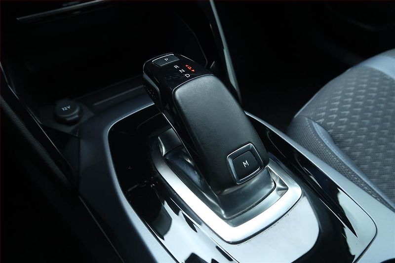 Peugeot 2008 (2020) Allure 1.2 PureTech, Automat - fotka 13 z 25