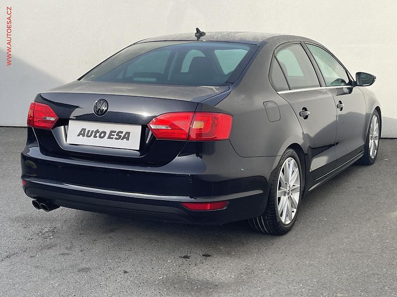 Volkswagen Jetta (2011) 1.4 TSi, Highline, +kola - fotka 4 z 21