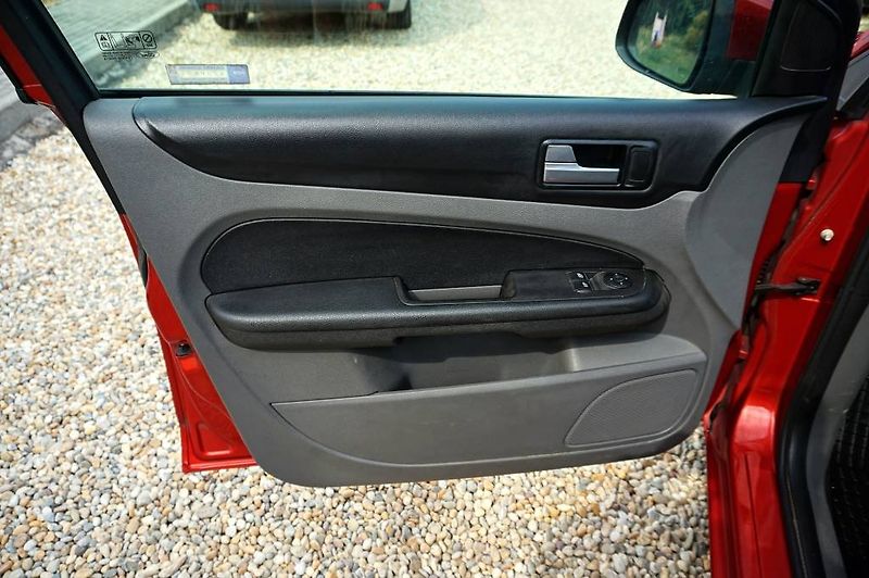 Ford Focus (2009) TREND 1,6 16V 74 kW - fotka 23 z 36