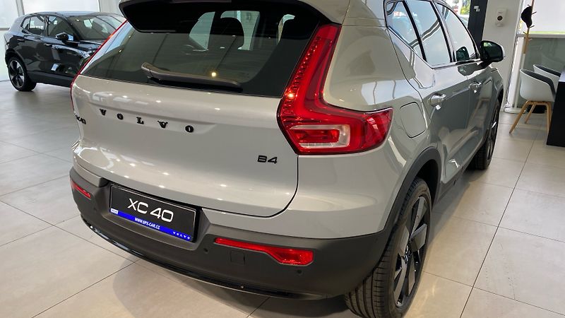 Volvo XC40 (2026) PLUS BLACK EDITION, B4 FWD, 14 - fotka 5 z 15