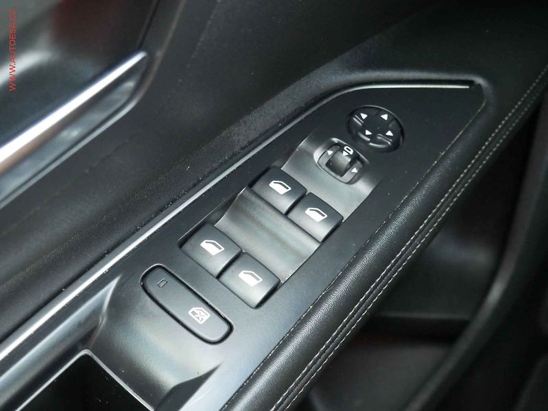 Peugeot 5008 (2020) 1.2PT, Allure, navi, TZ - fotka 11 z 20
