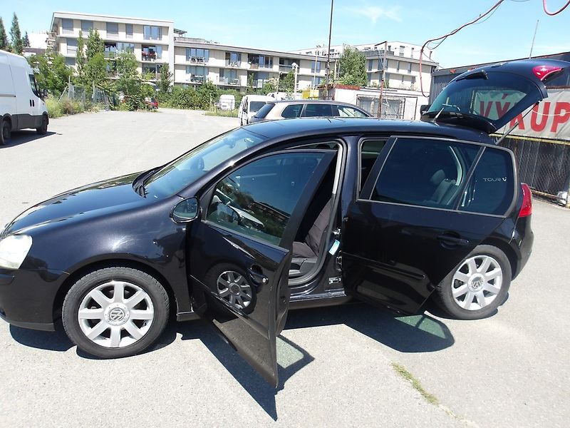 Volkswagen Golf 1,4i 16V KLIMA,VÝHŘEVY,ŠÍBR ! - fotka 22 z 26