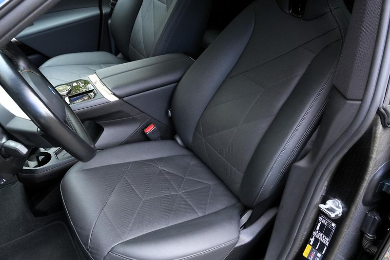 BMW iX 40, SoH 96,8%, SkyLounge,Tažné - fotka 28 z 37