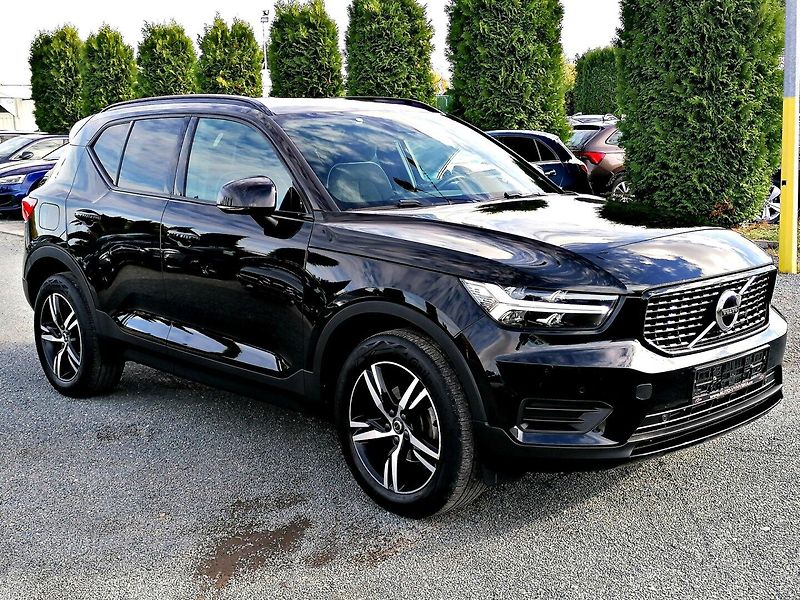 Volvo XC40 (2022) 1.5 T3 R-DESIGN Aut. - fotka 3 z 35