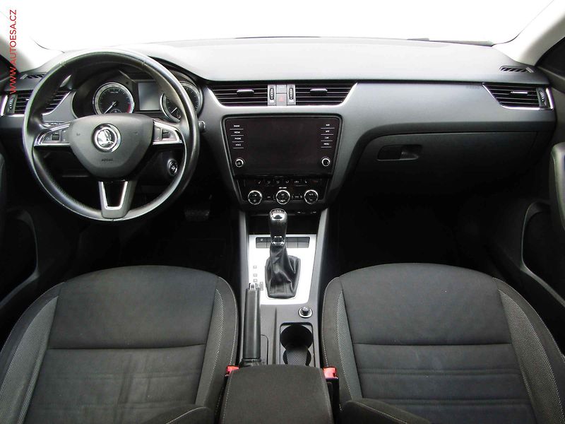 Škoda Octavia (2017) 1.6 TDi, Ambiente, DSG, panor - fotka 8 z 21
