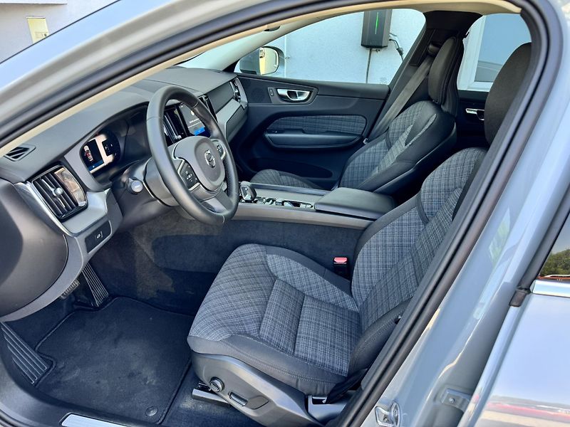 Volvo XC60 B5 AWD (benzín) CORE 1.maj. - fotka 11 z 46