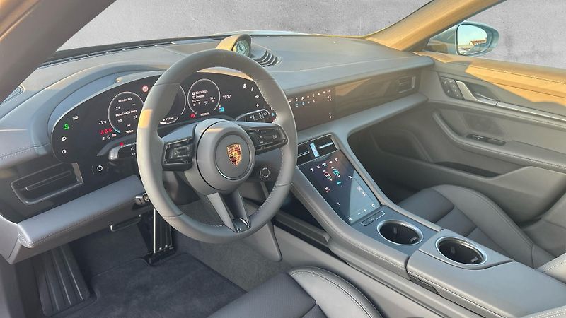 Porsche Taycan 4 Cross Turismo - fotka 15 z 29