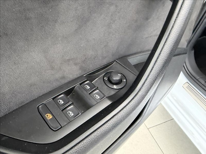 Škoda Superb 2,0 TDi, Sportline, Navi, DSG - fotka 19 z 36