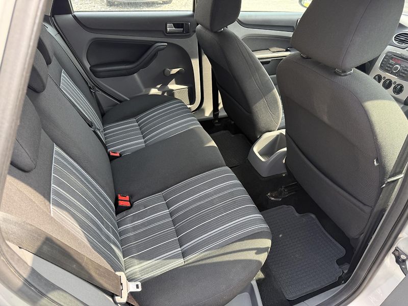 Ford Focus 1.6i 74 KW ALU PEKNY STAV. - fotka 11 z 12