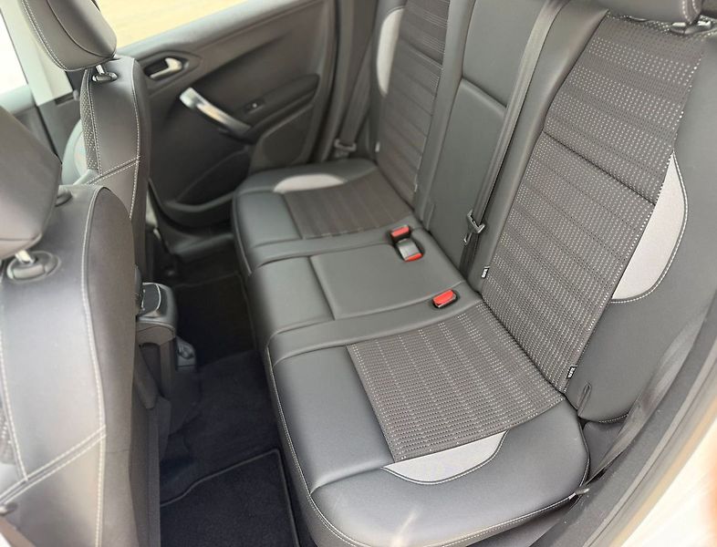 Peugeot 2008 ALLURE 1.2PT 110 EAT6 - fotka 12 z 27