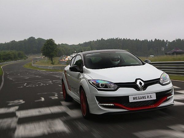 Renault Mégane R.S. 275 Trophy-R je nejrychlejší předokolkou na Nürburgringu.